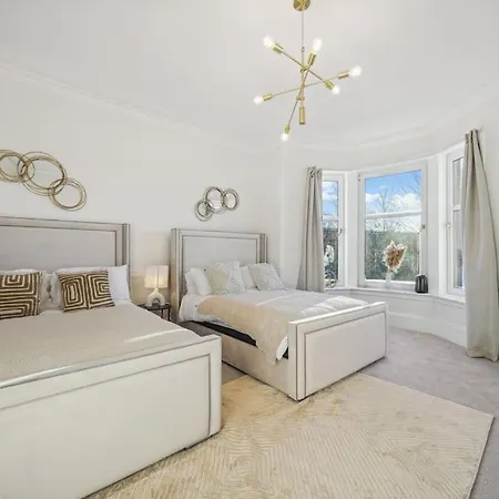 Large Terraced With Parking Holiday home *