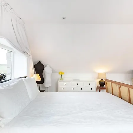 Converted Historical Stone Coach House Daire Glasgow