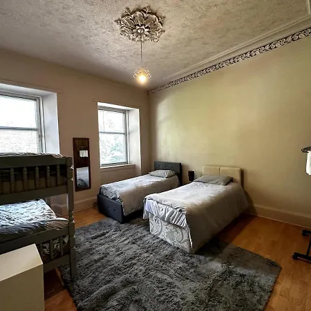 Cheerful 5 Bedroom House Close To West End And Parking