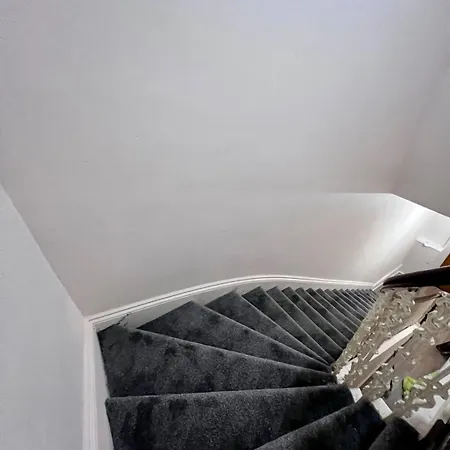 Cheerful 5 Bedroom House Close To West End And Parking *