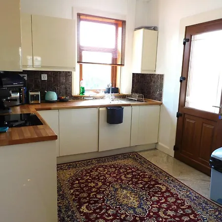 Spacious 3 Bed Family Friendly With Garden & Parking Sleeps 6 & Baby Near Glasgow