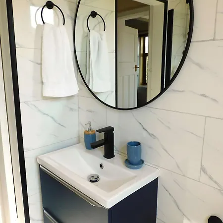 Spacious 3 Bed Family Friendly With Garden & Parking Sleeps 6 & Baby Near Сasa de vacaciones Glasgow