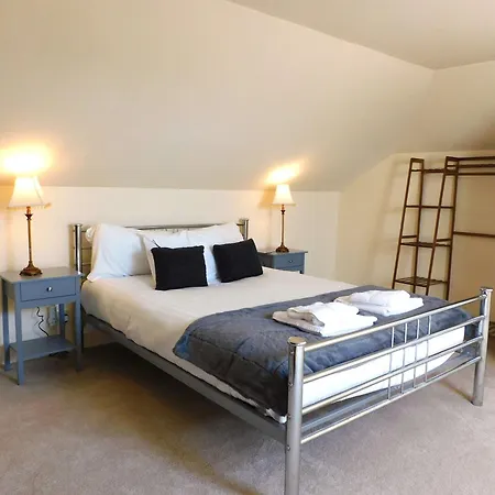 Spacious 3 Bed Family Friendly With Garden & Parking Sleeps 6 & Baby Near Сasa de vacaciones