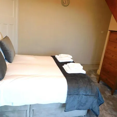 Spacious 3 Bed Family Friendly With Garden & Parking Sleeps 6 & Baby Near