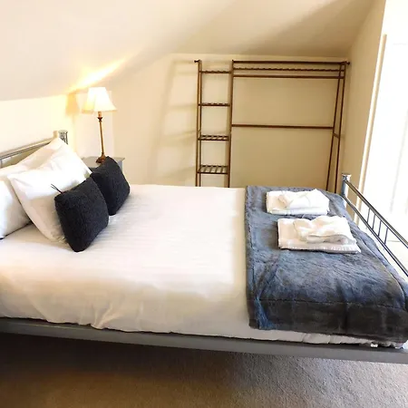 Spacious 3 Bed Family Friendly With Garden & Parking Sleeps 6 & Baby Near Сasa de vacaciones