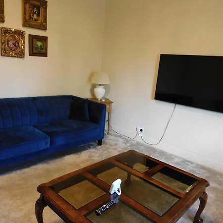 Spacious 3 Bed Family Friendly With Garden & Parking Sleeps 6 & Baby Near *