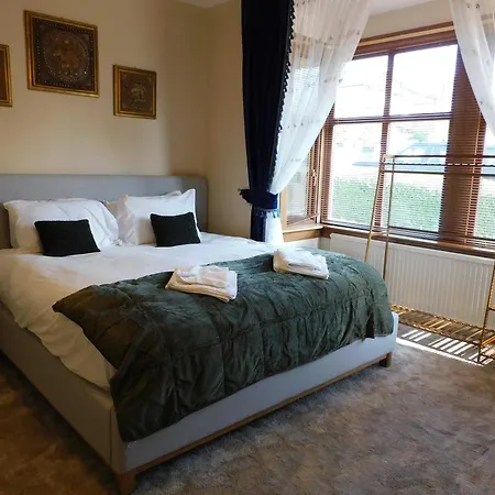 Spacious 3 Bed Family Friendly With Garden & Parking Sleeps 6 & Baby Near