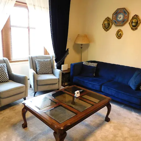 Spacious 3 Bed Family Friendly With Garden & Parking Sleeps 6 & Baby Near Сasa de vacaciones