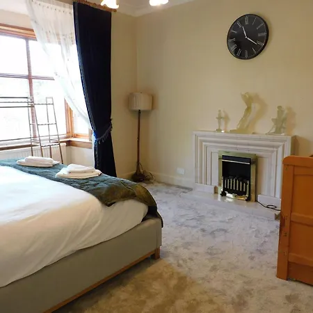 Spacious 3 Bed Family Friendly With Garden & Parking Sleeps 6 & Baby Near