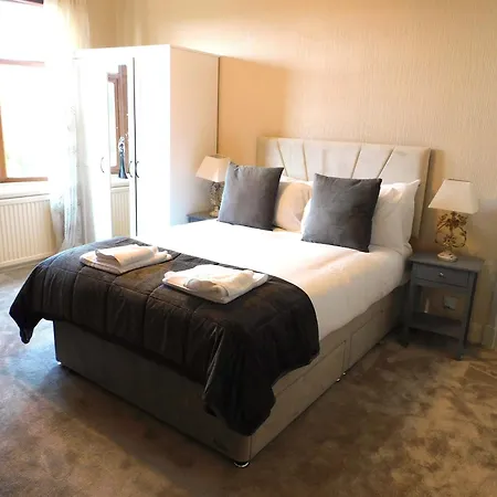 Spacious 3 Bed Family Friendly With Garden & Parking Sleeps 6 & Baby Near Сasa de vacaciones