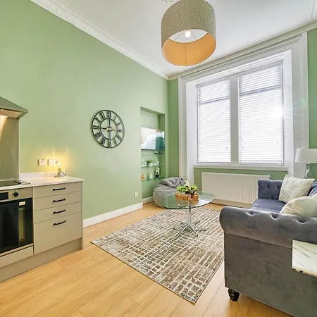 3-bed Flat Free Parking 10 Mins To Centre *