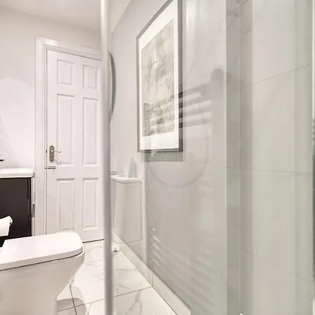 3-bed Flat Free Parking 10 Mins To Centre *