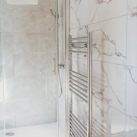 Stylish 3br Near Hampden No 29 With Free Parking