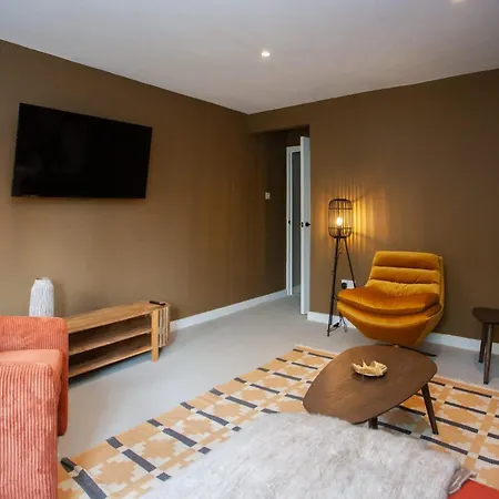 Newly Renovated House In Popular Location Hébergement de vacances *