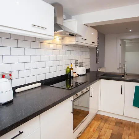 Spacious 1 Bed In Great Location *