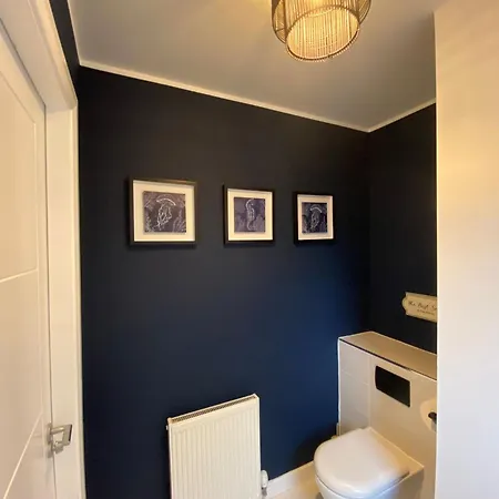 Entire Spacious 3-bed Family Home, Centre, Free Parking, Garden * Glasgow