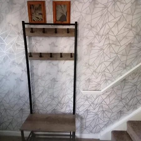 Entire Spacious 3-bed Family Home, Centre, Free Parking, Garden Apartment