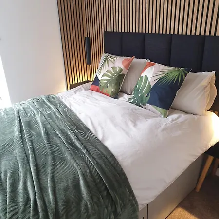 Apartment Entire Spacious 3-bed Family Home, Centre, Free Parking, Garden