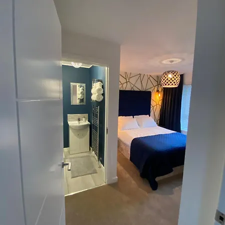 Apartment Entire Spacious 3-bed Family Home, Centre, Free Parking, Garden Glasgow