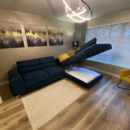 Entire Spacious 3-bed Family Home, Centre, Free Parking, Garden * Glasgow