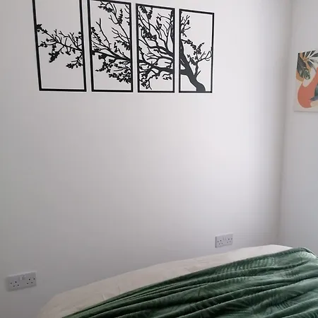 Entire Spacious 3-bed Family Home, Centre, Free Parking, Garden *