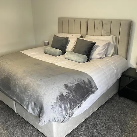 Stunning 3 Bedroom 2 Bathroom West End House With Free Parking And Wi-fi *