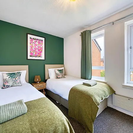 2br Flat Walk To Buchanan Hydro With Parking Apartmán *