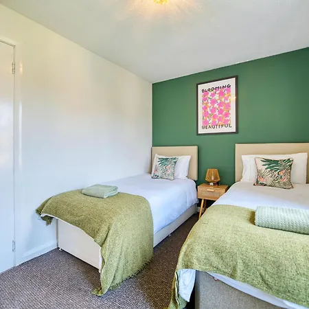 2br Flat Walk To Buchanan Hydro With Parking