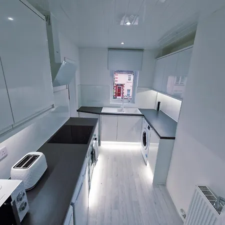 Modern 2 Bedroom With Extra Loft Bedroom アパート グラスゴー