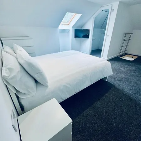 Modern 2 Bedroom With Extra Loft Bedroom *