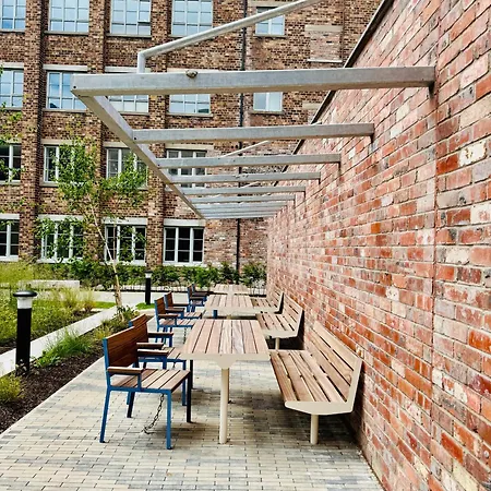 Apartment Modern Flat In Free Parking & Wifi