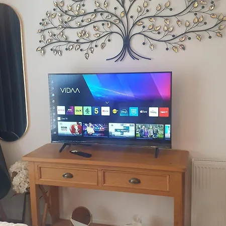 Entire Spacious 3-bed Family Home, Centre, Free Parking, Garden *