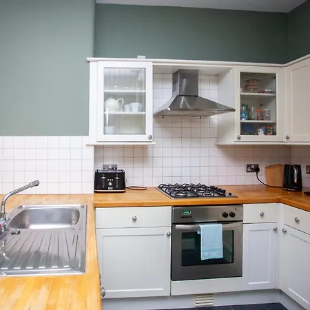 Daire Modern, Light-filled And Sleek West End *