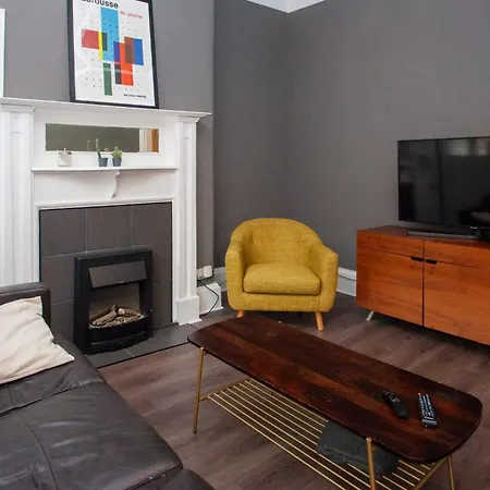 Modern, Light-filled And Sleek West End *