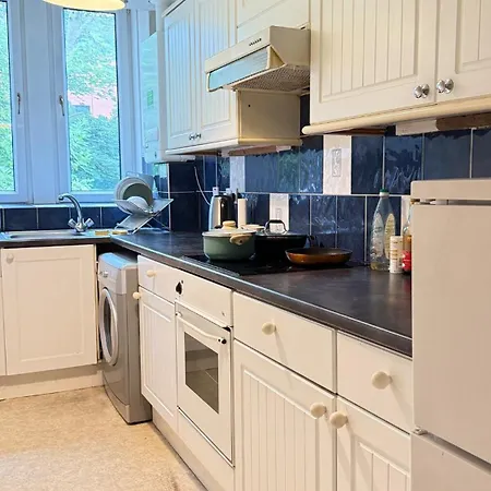 One Bedroom Flat Close To Centre And Amenities *