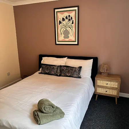 3br Flat Sleeps 6 West End Sights Driveway *