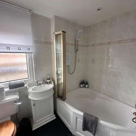 3br Flat Sleeps 6 West End Sights Driveway غلاسغو