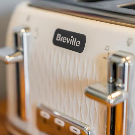 Modern 5 Bedroom Townhouse With Free Parking Casa de Férias