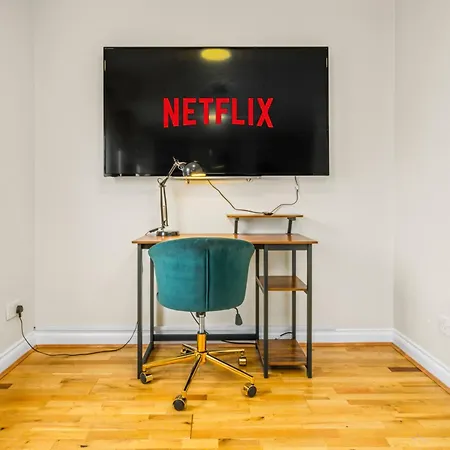 Casa de Férias Modern 5 Bedroom Townhouse With Free Parking