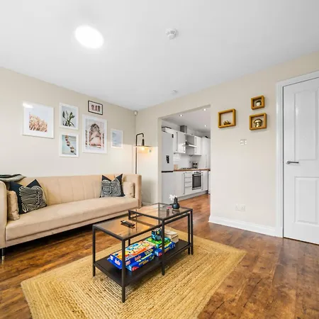 Modern 5 Bedroom Townhouse With Free Parking *