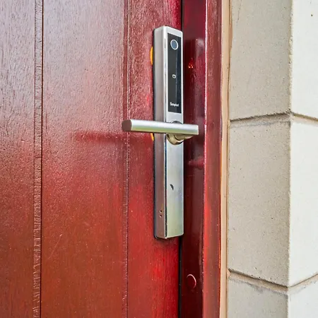 Modern 5 Bedroom Townhouse With Free Parking