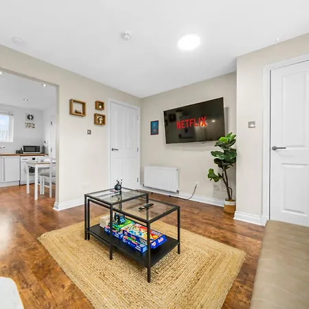 Casa de Férias Modern 5 Bedroom Townhouse With Free Parking *