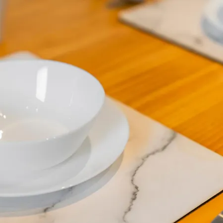 Modern 5 Bedroom Townhouse With Free Parking *