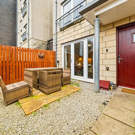 Modern 5 Bedroom Townhouse With Free Parking