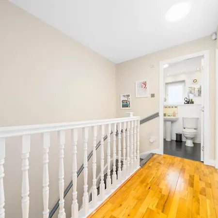 Casa de Férias Modern 5 Bedroom Townhouse With Free Parking