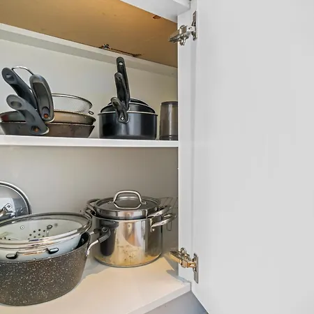 Modern 5 Bedroom Townhouse With Free Parking