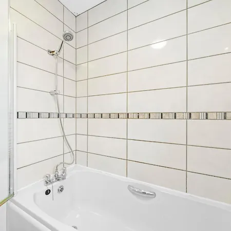 Modern 5 Bedroom Townhouse With Free Parking Casa de Férias