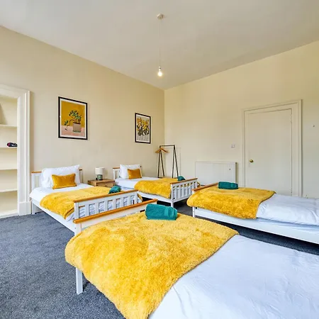 Group 4br Sleeps 11 Near Ibrox Parking Apartment