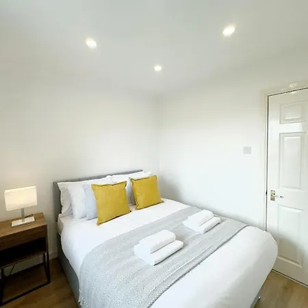 Апартаменты Spacious 2 Bed Near Airport