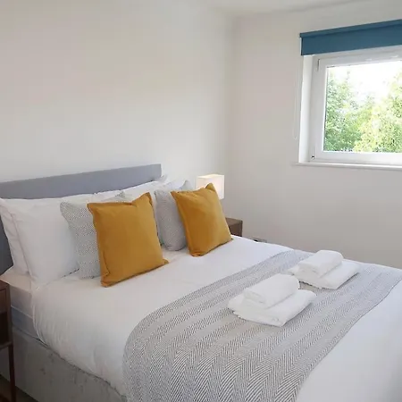 Spacious 2 Bed Near Airport